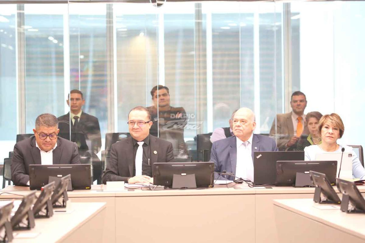 Un grupo de personas sentadas alrededor de una mesa
Descripción generada automáticamente